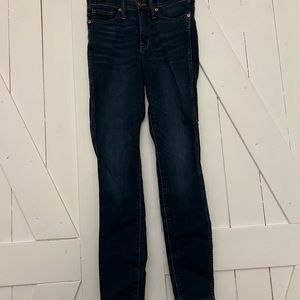 Madewell Jeans
10” High-Rise Skinny
Size 25
Color: Blue